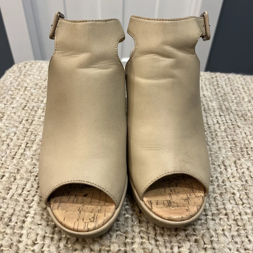 BORN b.o.c Women's Sophie Platform Wedge‎ Mule Size 10 M Beige Tan